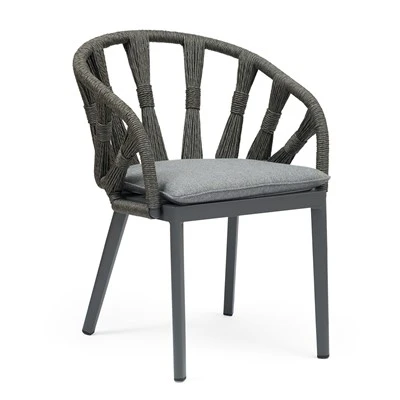Chaises extérieures de restaurant d'hôtel